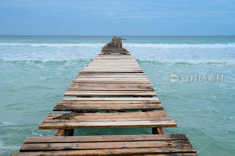 西班牙巴利阿里群岛马略卡岛阿尔库迪亚湾的马略卡Platja de Muro海滩码头